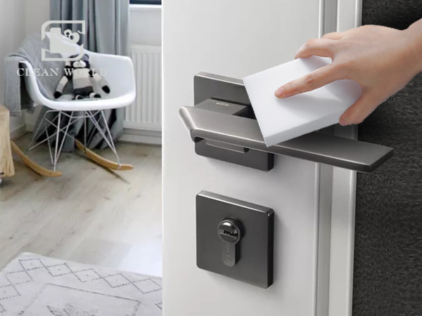 使用納米海綿清潔門(mén)把手